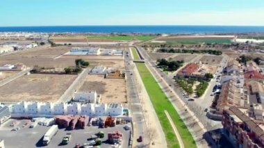 Akdeniz manzaralı Pilar de la Horada kasabasının hava manzarası. Costa Blanca 'da. Alicante ili, İspanya 'nın güneydoğusunda..