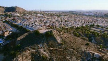 Monte Calvario ile Rojales 'in hava manzarası ve kasaba manzarasına karşı üç haç. Rojales, kasaba, İspanya