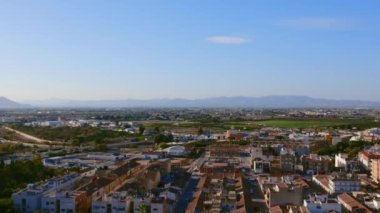 Monte Calvario ile Rojales 'in hava manzarası ve kasaba manzarasına karşı üç haç. Rojales, kasaba, İspanya