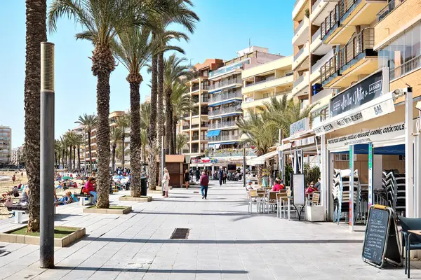Torrevieja Hiszpania Marca 2024 Turyści Spacerują Wzdłuż Nadmorskiej Promenady Palmową Zdjęcia Stockowe bez tantiem