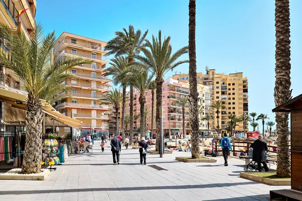 Torrevieja Spanien März 2024 Touristen Flanieren Entlang Der Strandpromenade Mit Stockfoto