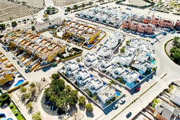 在阳光明媚的夏日 从上面俯瞰着拥有新盖别墅的洛斯蒙特西诺斯郊区 西班牙科斯塔布兰卡阿利坎特省 Vega Baja Del Segura 免版税图库图片