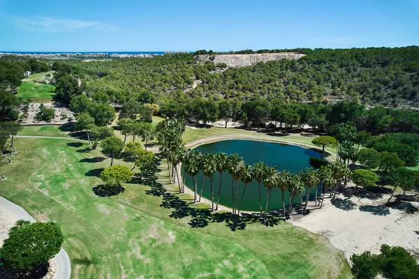 Drone Standpunkt Golfplatz Auf Tropischer Natur Mit Grünem See Sonnigen lizenzfreie Stockbilder