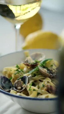 Makarnayı midye ve kremalı sarımsak sosuyla kapat. Akdeniz mutfağı, lezzetli ve sağlıklı gıda konsepti.