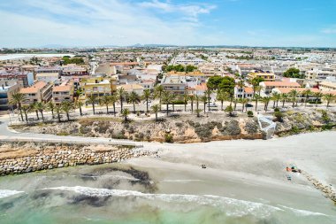 Hava görüntüsü, güneşli yaz gününde Torre de la Horada 'nın kumsal, koy ve şehir çatıları olan panoramik görüntüsü. Costa Blanca, Alicante, İspanya