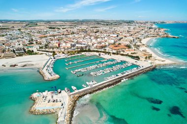 Hava görüntüsü, Torre de la Horada 'nın panoramik görüntüsü kumlu sahil manzarası, turkuaz körfez suları ve güneşli yaz günlerinde tekneleri olan liman. Costa Blanca, Alicante, İspanya