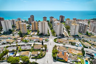 Dehesa de Campoamor hava manzaralı, Orihuela Costa köyü. Yeşilliklerle çevrili evleri, kıyı şeridi yakınlarındaki apartmanları, Akdeniz çevresindeki yolları olan yerleşim yerleri. İspanya