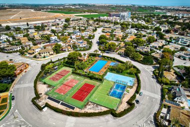 Alicante eyaleti, Dehesa de Campoamor köyü, evleri olan yerleşim alanı, tenis kortları, yüzme havuzu ve diğer eğlence tesislerinin yer aldığı yuvarlak yol üzerindeki park. İspanya