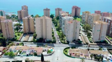 İHA bakış açısına göre İspanyol turistler güneşli yaz günlerinde Dehesa de Campoamor köyü manzarasına, liman manzarasına, kıyı gökdelenlerine ve Akdeniz manzarasına sahipler. Costa Blanca 'da. İspanya