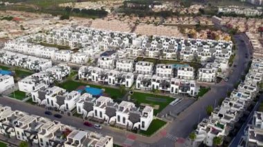 Modern yerleşim alanının havadan görünüşü. Drone bakış açısı çağdaş konut mimarisi, yeni geliştirilmiş konut kompleksi. Costa Blanca 'da. İspanya