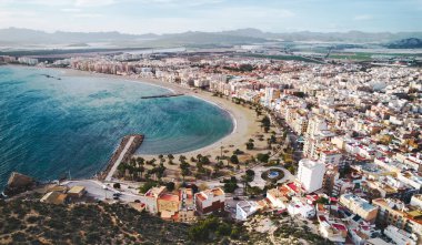 Aguilas kıyı şeridi, kasaba manzarası, kumlu sahil ve yukarıdan Akdeniz suları manzaralı. Murcia vilayeti. İspanya