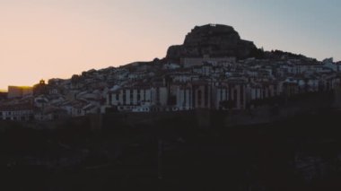 Günbatımında Morella 'nın tarihi ortaçağ kasabasının havadan görünüşü. Castillo de Morella tepenin üzerine tünemiş, güçlendirilmiş duvarlar, Castellon ilinin panoramik manzarası. İspanya