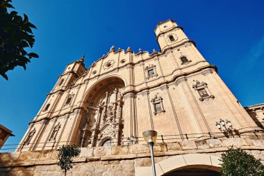 Mavi gökyüzü arka planında Santa Maria Belediye Başkanı kilisesi yüzü, güneşli bir gün, insan yok. Tarihi ve sembolik bina manzarası. Alcaniz kasabası, Aragon, Kuzey İspanya