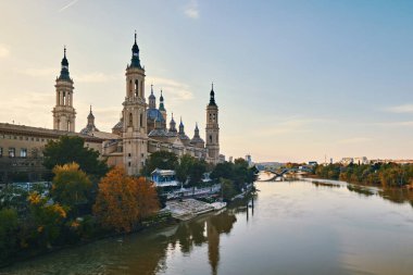 Zaragoza 'nın Panorama' sı, tarihi İspanyol şehri. Köprüden köprüye, Meryem Ana 'nın Bazilikası, kilise barok tarzı, Ebro Nehri' nin sakin suları ve şehir manzarası. Aragon, İspanya