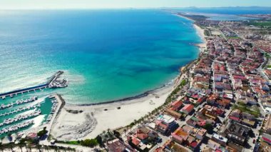 İspanya 'nın Alicante ilindeki büyüleyici kıyı kasabası Torre de la Horada' nın sahil manzarası plaj ve turkuaz Akdeniz manzaralı.