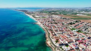 İspanya 'nın Alicante ilindeki büyüleyici kıyı kasabası Torre de la Horada' nın sahil manzarası plaj ve turkuaz Akdeniz manzaralı.
