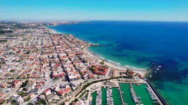 İspanya 'nın Alicante ilindeki büyüleyici kıyı kasabası Torre de la Horada' nın sahil manzarası plaj ve turkuaz Akdeniz manzaralı.
