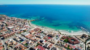 İspanya 'nın Alicante ilindeki büyüleyici kıyı kasabası Torre de la Horada' nın sahil manzarası plaj ve turkuaz Akdeniz manzaralı.