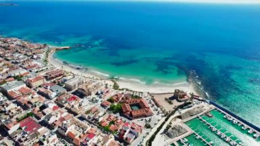 İspanya 'nın Akdeniz kıyısındaki Torre de la Horada kentinin hava manzarası. Costa Blanca 'da. İspanya