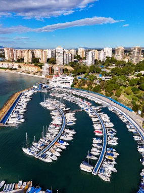 Dehesa de Campoamor tatil köyünün havadan görünüşü, marinası, evleri ve Akdeniz Körfezi ile. Alicante ili, İspanya. Costa Blanca