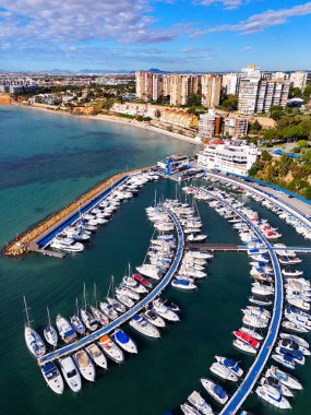 Dehesa de Campoamor tatil köyünün havadan görünüşü, marinası, evleri ve Akdeniz Körfezi ile. Alicante ili, İspanya. Costa Blanca