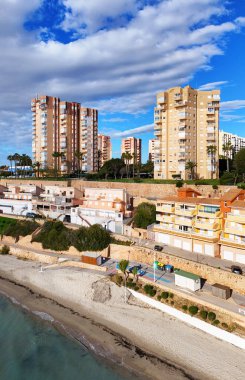 İspanya, Costa Blanca 'daki Dehesa de Campoamor' un çarpıcı kıyı manzarası. Modern daireler, Akdeniz manzarası, güneşli bir gün.