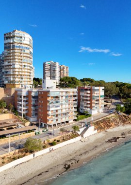 İspanya, Costa Blanca 'daki Dehesa de Campoamor' un çarpıcı kıyı manzarası. Modern daireler, Akdeniz manzarası, güneşli bir gün.