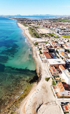 İspanya 'nın Akdeniz kıyısındaki Torre de la Horada kentinin hava manzarası. Costa Blanca 'da. İspanya