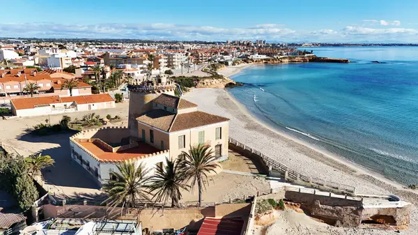 Torre de la Horada 'daki kıyı gözetleme kulesinin havadan görüntüsü. Costa Blanca, Alicante ili, İspanya