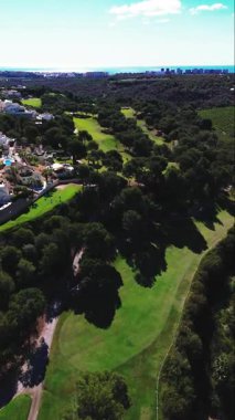 Las Ramblas 'ın İspanya' daki yemyeşil çimenlikli golf sahasının havadan görünüşü. Spor ve seyahat konsepti. Costa Blanca, Alicante ili