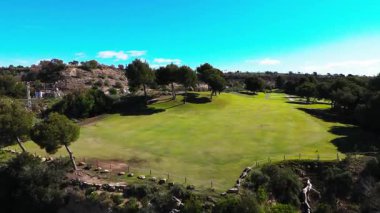 Las Ramblas 'ın İspanya' daki yemyeşil çimenlikli golf sahasının havadan görünüşü. Spor ve seyahat konsepti. Costa Blanca, Alicante ili