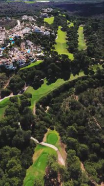 Las Ramblas 'ın İspanya' daki yemyeşil çimenlikli golf sahasının havadan görünüşü. Spor ve seyahat konsepti. Costa Blanca, Alicante ili