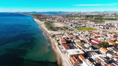 Akdeniz 'de bulunan İspanyol kasabası Torre de la Horada' nın insansız hava aracı görüntüsü. Costa Blanca 'da. İspanya