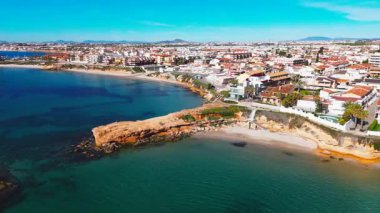 Akdeniz 'de bulunan İspanyol kasabası Torre de la Horada' nın insansız hava aracı görüntüsü. Costa Blanca 'da. İspanya