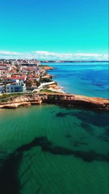 Akdeniz 'de bulunan İspanyol kasabası Torre de la Horada' nın insansız hava aracı görüntüsü. Costa Blanca 'da. İspanya