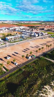 Hava manzaralı Mil Palmeras kıyı şeridi. Costa Blanca, İspanya