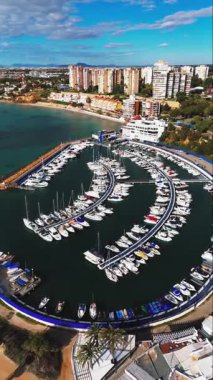 İspanya 'nın Dehesa de Campoamor kentindeki yat limanlarında ya da rıhtımlarda demirlemiş tekne ve yatların panoramik hava aracı bakış açısı. Costa Blanca, Alicante Eyaleti