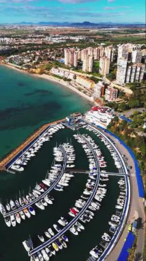 İspanya 'nın Dehesa de Campoamor kentindeki yat limanlarında ya da rıhtımlarda demirlemiş tekne ve yatların panoramik hava aracı bakış açısı. Costa Blanca, Alicante Eyaleti