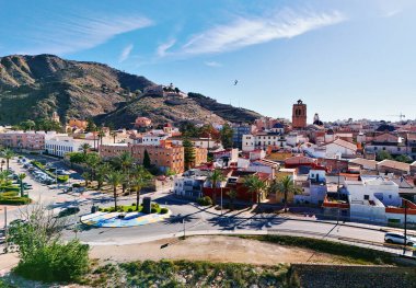 San Miguel Diocesan Papaz Okulu 'nun bulunduğu Orihuela kentinin havadan görünüşü tepenin üstüne ve çevresindeki manzaraya bakıyordu. İspanya. Costa Blanca 'da. Alicante Eyaleti