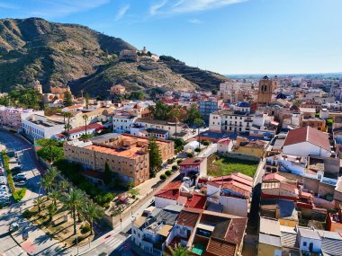 San Miguel Diocesan Papaz Okulu 'nun bulunduğu Orihuela kentinin havadan görünüşü tepenin üstüne ve çevresindeki manzaraya bakıyordu. İspanya. Costa Blanca 'da. Alicante Eyaleti