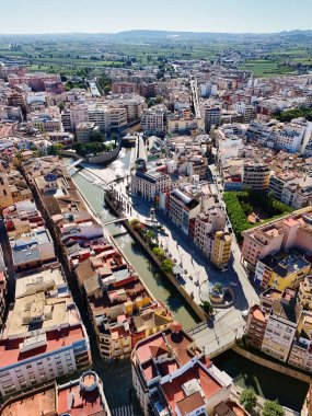 Antik İspanya 'nın Orihuela şehrinin insansız hava aracı görüntüsü. Güneşli bir günde açık mavi gökyüzü altında tarım arazileri ve dağları olan bir bina, dağlar ve vadi. Costa Blanca, Alicante vilayeti. İspanya
