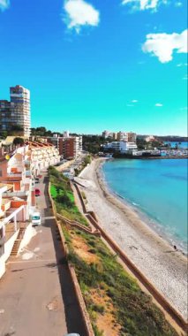 İspanya, Costa Blanca 'daki Dehesa de Campoamor' un çarpıcı kıyı manzarası. Modern daireler, Akdeniz manzarası, güneşli bir gün.