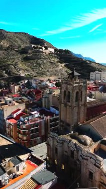Orihuela, İspanya 'nın Alicante eyaletinde tarihi bir şehir. San Miguel Piskoposluğu 'nun bulunduğu Orihuela şehrinin havadan görünüşü tepenin üzerine tünemişti.