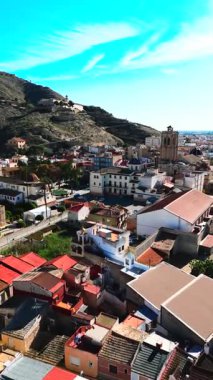 San Miguel Diocesan Papaz Okulu 'nun bulunduğu Orihuela kentinin havadan görünüşü tepenin üstüne ve çevresindeki manzaraya bakıyordu. İspanya. Costa Blanca 'da. Alicante Eyaleti