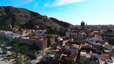 San Miguel Diocesan Papaz Okulu 'nun bulunduğu Orihuela kentinin havadan görünüşü tepenin üstüne ve çevresindeki manzaraya bakıyordu. İspanya. Costa Blanca 'da. Alicante Eyaleti