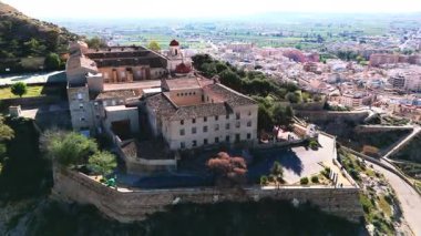 San Miguel Diocesan Papaz Okulu 'nun (Seminario Diocesano de San Miguel) havadan görünüşü İspanya' nın Orihuela kentindeki tepenin tepesinde yer aldı..