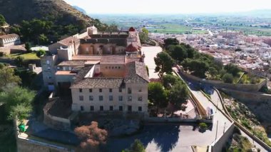 San Miguel Diocesan Papaz Okulu 'nun (Seminario Diocesano de San Miguel) havadan görünüşü İspanya' nın Orihuela kentindeki tepenin tepesinde yer aldı..