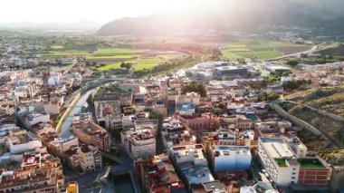 İnsansız hava aracı bakış açısı antik İspanya 'nın Orihuela kenti, mimarinin havadan çekilmiş görüntüleri ve güneşli yaz günlerinde Segura Nehri kanalı. Costa Blanca, Alicante vilayeti. İspanya