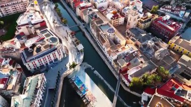 İnsansız hava aracı bakış açısı antik İspanya 'nın Orihuela kenti, mimarinin havadan çekilmiş görüntüleri ve güneşli yaz günlerinde Segura Nehri kanalı. Costa Blanca, Alicante vilayeti. İspanya