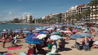 Torrevieja, İspanya-2 Ekim 2024: Torrevieja kentinde insanlar dinleniyor. Seyahat yerleri, turistik yerler, konsept. Costa Blanca 'da. İspanya